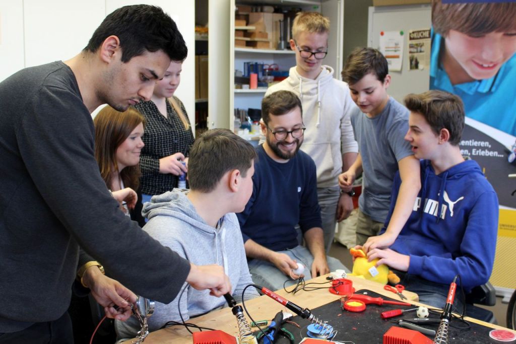 Ein Bild wie das letzte Abendmahl von Da Vinci. Ich sitze in der Mitte und alle drum herum schauen teilweise auf den Tisch davor oder auf mich. Biblisch!