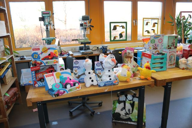 Der Tisch des Werkraums ist mit Spielzeugen vollgestellt.