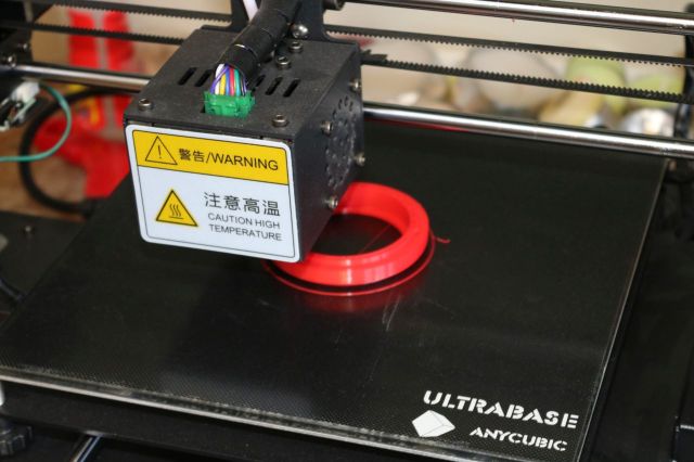 Ein 3D-Drucker druckt einen roten Ring.