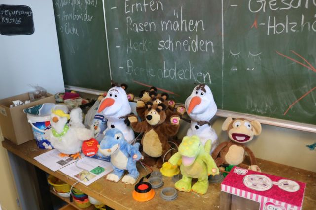 Die Umgebauten Spielzeuge auf dem Tisch: Huhn, Affe, Dino, Bär, Schneemann usw.